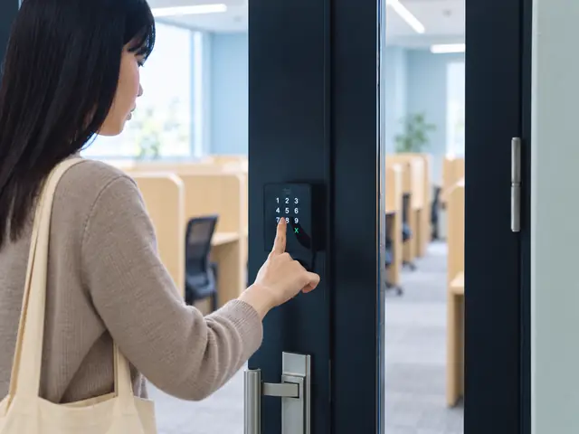 入口のテンキーで暗証番号を入力する利用者
