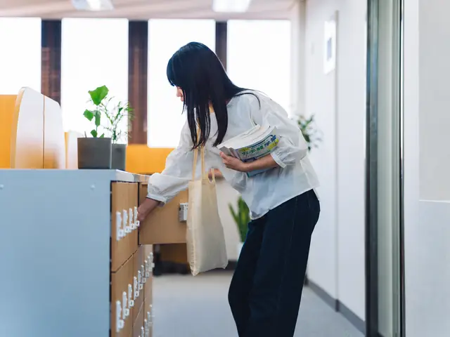 個別の棚に荷物をしまう利用者